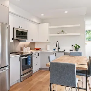 Apartment Modern Two Story Townhouse Near Light Rail 