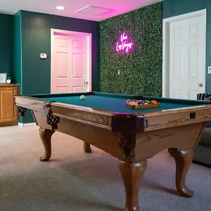 Large 3br King Moments Away From Strip Holiday home