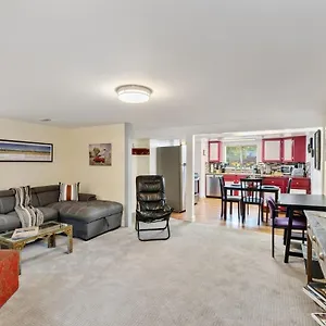 Apartment Cozy & Spacious Steps From Regis 